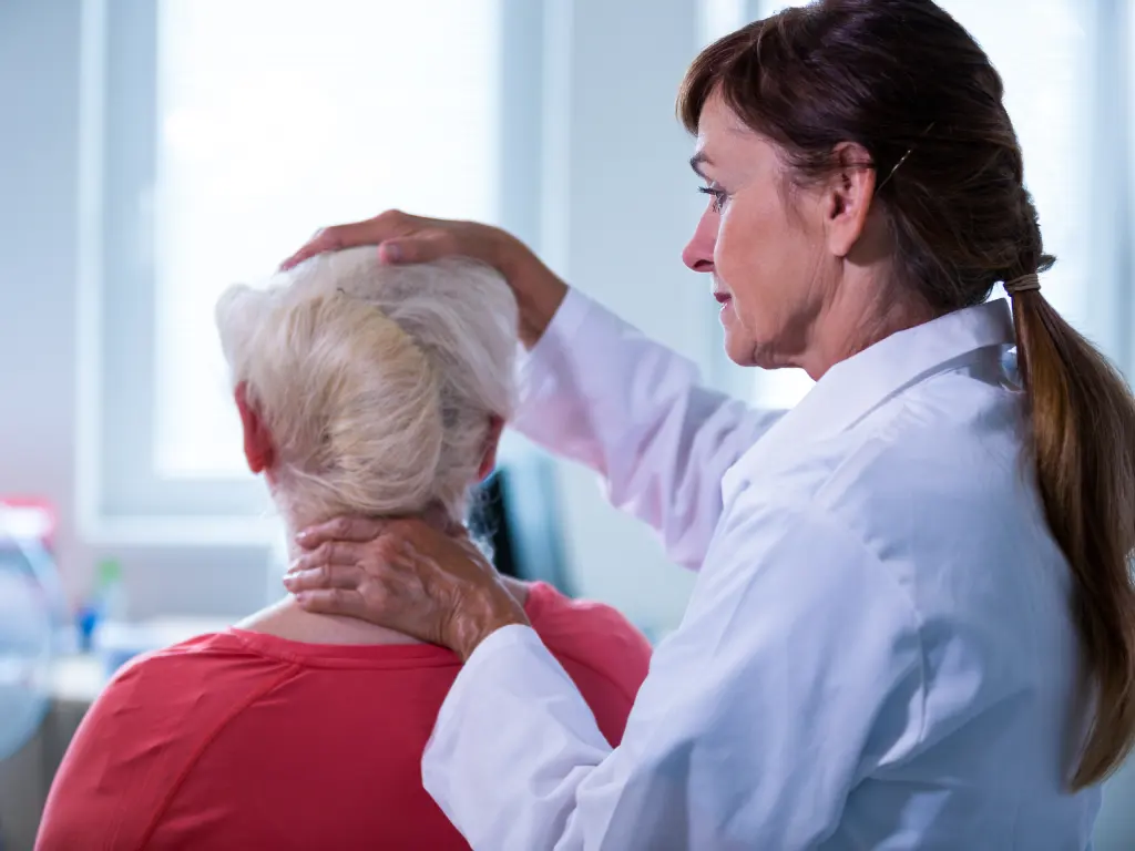 درمان دیسک گردن؛ راهنمای علمی از کاهش درد تا جراحی