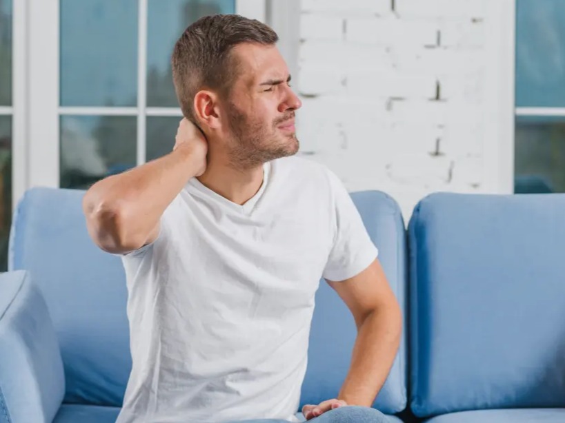 درمان دیسک گردن؛ راهنمای علمی از کاهش درد تا جراحی